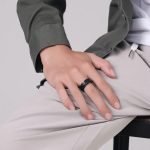 Alliance homme vintage en acier avec gravures porté au doight