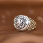 Bague ajustable lion en acier doré avec gravures de vigne style rétro