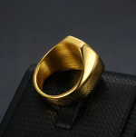 Bague chevalière lion sculptée en acier inoxydable finition en or