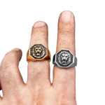 Bague chevalière lion sculptée en acier inoxydable fporté au doight