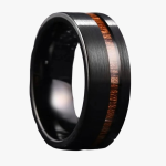 Bague noire pour homme avec incrustation bois portée au doigt style moderne
