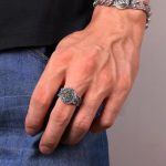Bague tête de lion en acier avec yeux rouges sertis style rubis