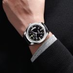 Montre-Automatique-Homme-Cadran-Rond-noir-au-poignet-d-un-homme