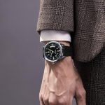 Montre-Automatique-Homme-noir-au-poignet