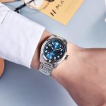 Montre-Automatique-Luxe-En-Acier-bleu-au-poignet-de-homme.