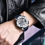 Montre-Automatique-Squelette-bleau-au-poignet-d-un-homme