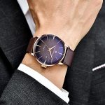 Montre-Automatique-marron-dans-poignet-homme