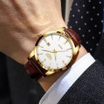 Montre Chronographe Tendance au poignet d un homme