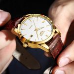 Montre Chronographe dans les mains d un homme