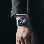Montre De Luxe Automatique BENYAR bleu porter par un homme au poignet