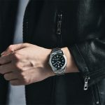 Montre De Luxe Automatique BENYAR noir porter au poignet d un homme