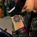 Montre-Homme-Chronographe-Quartz-porter-au-poingnet-leve-d-un-homme