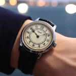 Montre-Homme-Vintage-Quartz-porter-au-poignet-par-un-homme