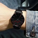 Montre-Quartz-Luxe-porter-par-un-homme-au-bras