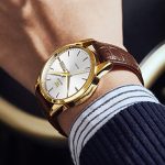Montre à quartz OLEVS pour homme porter au poignet homme