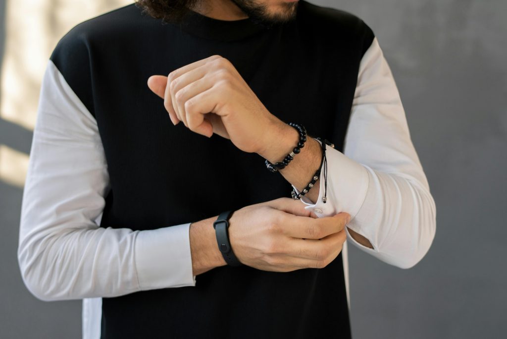 bracelet homme au poignet