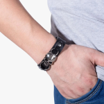 Bracelet Homme en Cuir Noir Style Biker au poignet d un homme