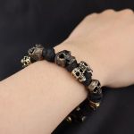 Bracelet Multi-Crânes Vintage au poignet homme