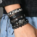 Bracelet Multicouche punk porté par un homme