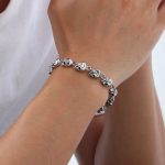 Bracelet biker perle homme tete de mort au poignet d un homme