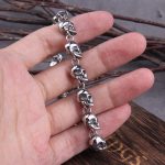 Bracelet biker perle homme tete de mort dans les mains