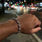 Bracelet biker perle homme tete de mort en argent argent au poignet d un homme