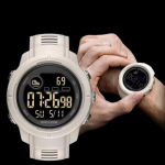 Montre Connectée Homme Sport BLANC au poignet d un homme
