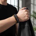 Bracelet homme cuir tressé et hématite porter par un homme
