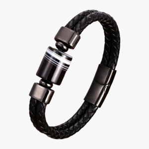 Gros plan d'un bracelet homme en cuir tressé noir avec perles de pierre de lave sur fond pierre claire