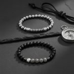 Ensemble de trois bracelets homme perles noires, hématite et jaspe paysage présenté sur ardoise