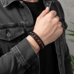 bracelet homme cuir tressé et œil de tigre rouge porter par un homme