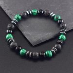 Bracelet Homme Pierre de Lave et Malachite poser sur un rocher