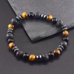 Bracelet Pierre de Lave Œil de Tigre posé sur un rocher