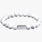 Bracelet homme en howlite blanche et barre en acier brossé présenté en fond blanc