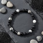 Bracelet homme en jaspe paysage gris, onyx, pierre de lave et hématite présenté sur ardoise Fichier : bracelet-homme-jaspe-gris-onyx-lave-hematite-naturel-ardoise.jpg Titre principal recommandé pour la fiche Bracelet homme jaspe gris, lave et hématite – pierres naturelles Ce modèle est le pendant noir/gris de la version rouge précédente — même structure, pierre colorée différente. Si tu les vends comme variantes d'un même produit, garde une structure de titre identique en changeant juste la pierre principale (« agate rouge » ↔ « jaspe gris »), ça renforce la cohérence de gamme. Vu que tu enchaînes beaucoup de fiches avec la même logique, ma proposition de trame réutilisable (titre + méta-description + description avec variables pierre/couleur/propriétés) te ferait vraiment gagner du temps. Tu veux que je te la crée ?