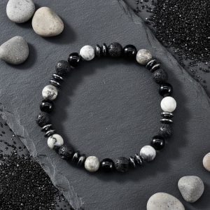 Bracelet homme en jaspe paysage gris, onyx, pierre de lave et hématite présenté sur ardoise Fichier : bracelet-homme-jaspe-gris-onyx-lave-hematite-naturel-ardoise.jpg Titre principal recommandé pour la fiche Bracelet homme jaspe gris, lave et hématite – pierres naturelles Ce modèle est le pendant noir/gris de la version rouge précédente — même structure, pierre colorée différente. Si tu les vends comme variantes d'un même produit, garde une structure de titre identique en changeant juste la pierre principale (« agate rouge » ↔ « jaspe gris »), ça renforce la cohérence de gamme. Vu que tu enchaînes beaucoup de fiches avec la même logique, ma proposition de trame réutilisable (titre + méta-description + description avec variables pierre/couleur/propriétés) te ferait vraiment gagner du temps. Tu veux que je te la crée ?