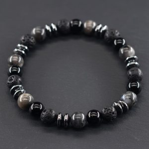 Gros plan d'un bracelet homme en larvikite grise, onyx noir, pierre de lave et hématite sur fond ardoise
