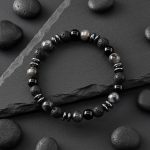 Bracelet homme en larvikite, onyx, pierre de lave et hématite présenté sur ardoise