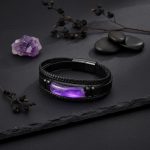 Bracelet homme en cuir noir et barre d'améthyste violette présenté sur ardoise avec cristal d'améthyste