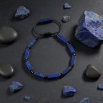 Bracelet homme en bâtonnets de lapis-lazuli et hématite présenté sur ardoise avec pierre brute