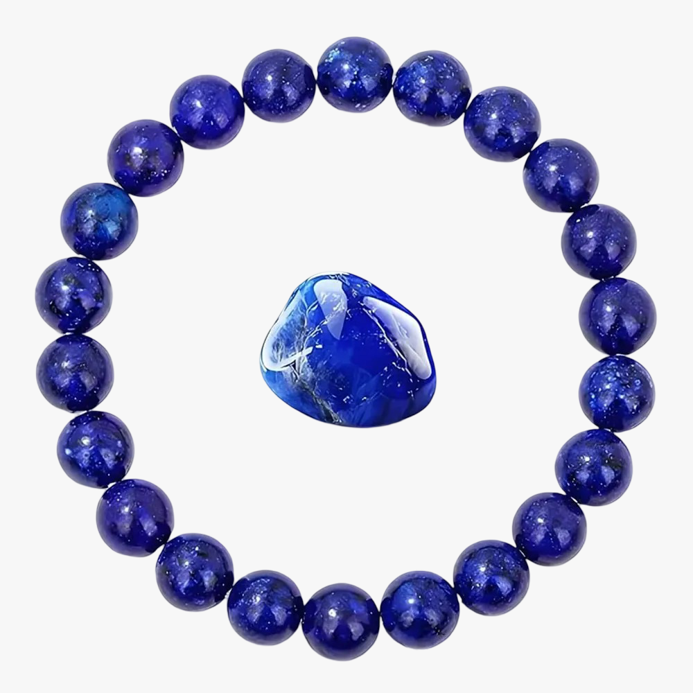 Bracelet homme en grosses perles de lapis-lazuli bleu présenté avec une pierre roulée de lapis-lazuli