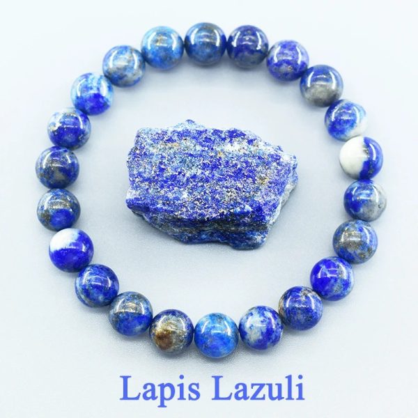 Bracelet homme en perles de lapis-lazuli bleu présenté avec une pierre brute de lapis-lazuli