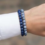 Poignet d'un homme portant un bracelet ajustable en rondelles de lapis-lazuli et acier