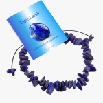 Bracelet en chips de lapis-lazuli bleu sur cordon ajustable présenté sur carte