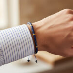 Bracelet lapis-lazuli bleu marine heishi porté sur poignet homme chemise rayures bleues