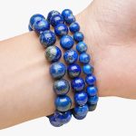 Bracelets en lapis-lazuli bleu portés au poignet en plusieurs tailles de perles