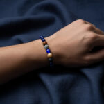 Bracelet lapis-lazuli bleu perles planètes système solaire porté sur poignet homme