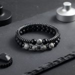 Ensemble de deux bracelets homme en hématite, onyx et jaspe paysage gris présenté sur ardoise