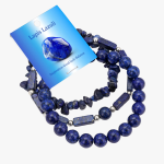 Ensemble de trois bracelets en lapis-lazuli de styles variés présenté sur carte lithothérapie