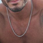 : Chaine collier argentée homme maille acier inoxydable portée torse nu vue de face